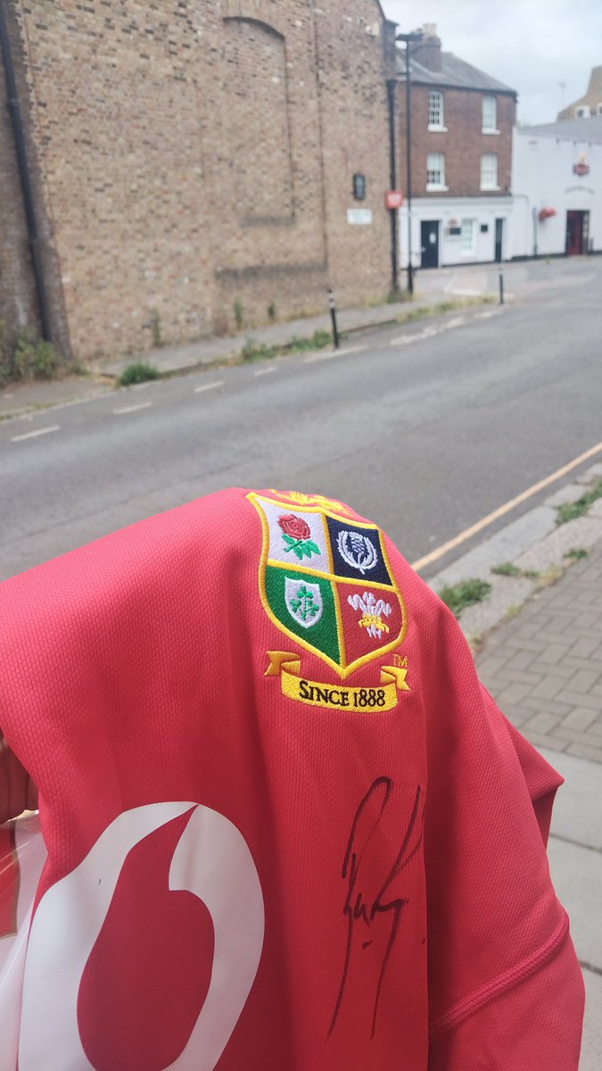 Popped into the Fuller's brewery tap for a swift one and somehow ended up buying a jersey signed by an England player, that's my Scottish citizenship revoked 🤣

Still, £55 is a bargain I reckon 👍

Now need to read up on <a href="/BenKay5/">Ben Kay</a>'s career 😉