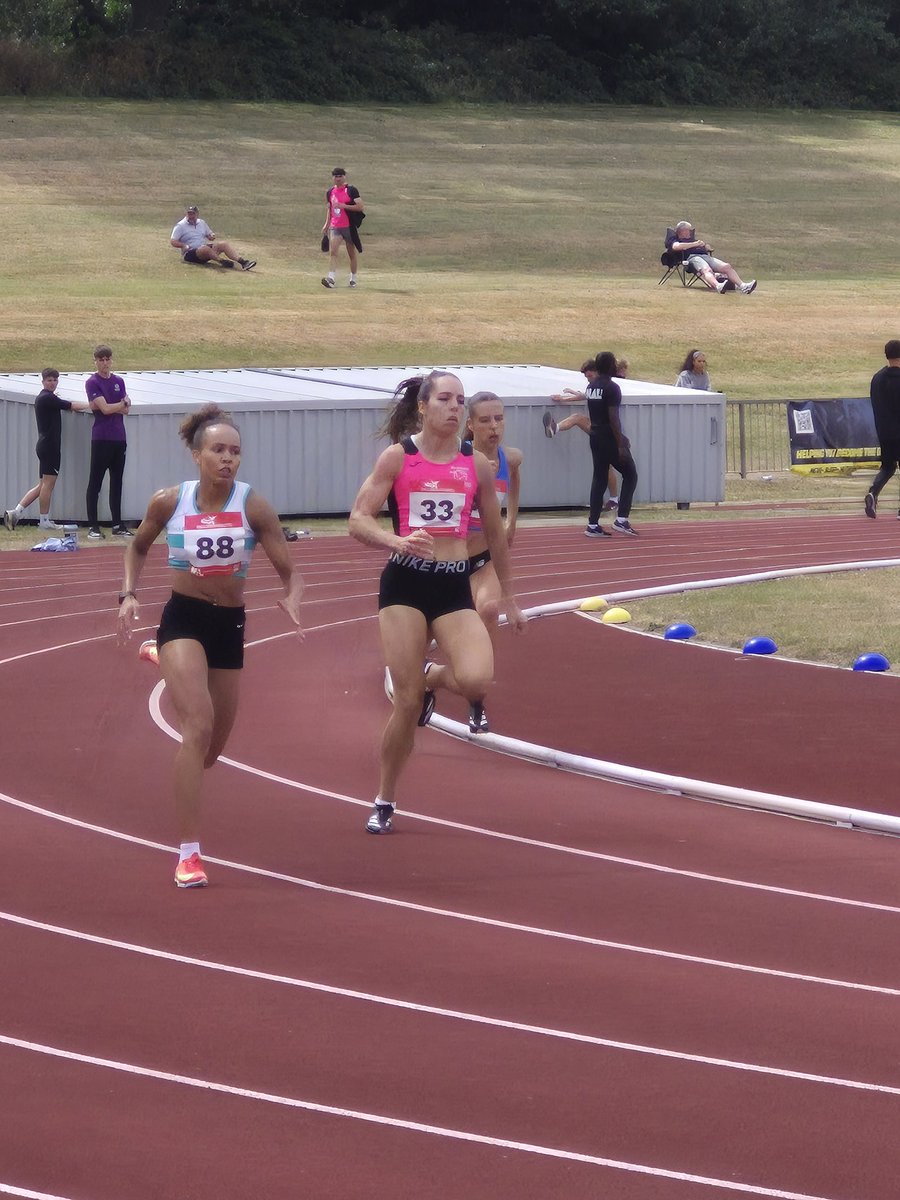 glasgow_jaguars's tweet image. Nice points from Kath & Kelsey in 400m. @glasgow_jaguars @JomaSportUK @Nat_Ath_League @scotathletics