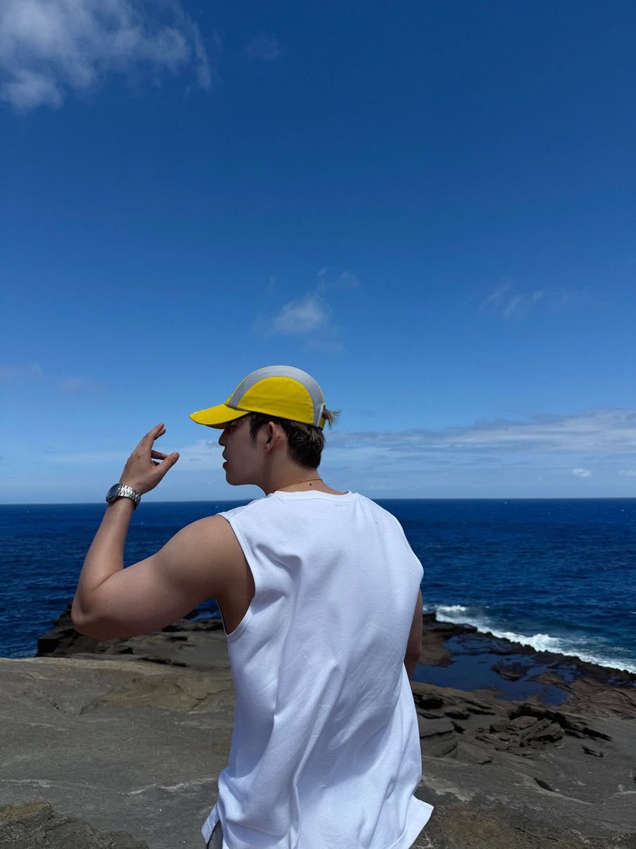 SEUNGCHEOL’S BACK… SEUNGCHEOL’S TATTOO, SEUNGCHEOL’S BIG ARMS…. 

BROOOOO SEUNGCHEOL IN HAWAII IS SO AGSHSJDJDJJSKSJSJS