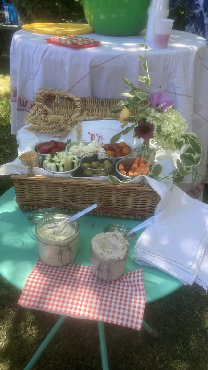 Caprices2Riches's tweet photo. Fêtes des voisins😊
#macampagne https://t.co/pcAsc36H6x