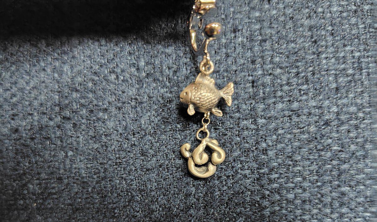 デザフェスお迎えの品③
misc.aiさん(<a href="/miscaisp/">misc.ai@近い企画や出展は固定ツイへ</a>)のピンポンパール金魚のイヤリング。
ポストで見た記憶がない可愛い子がいて、あれ？と思っていたらmisc.aiさんもお写真を撮られていない新作とのことでビックリ✨
ゆらゆら揺れてる姿がとても可愛い金魚ちゃんです😍