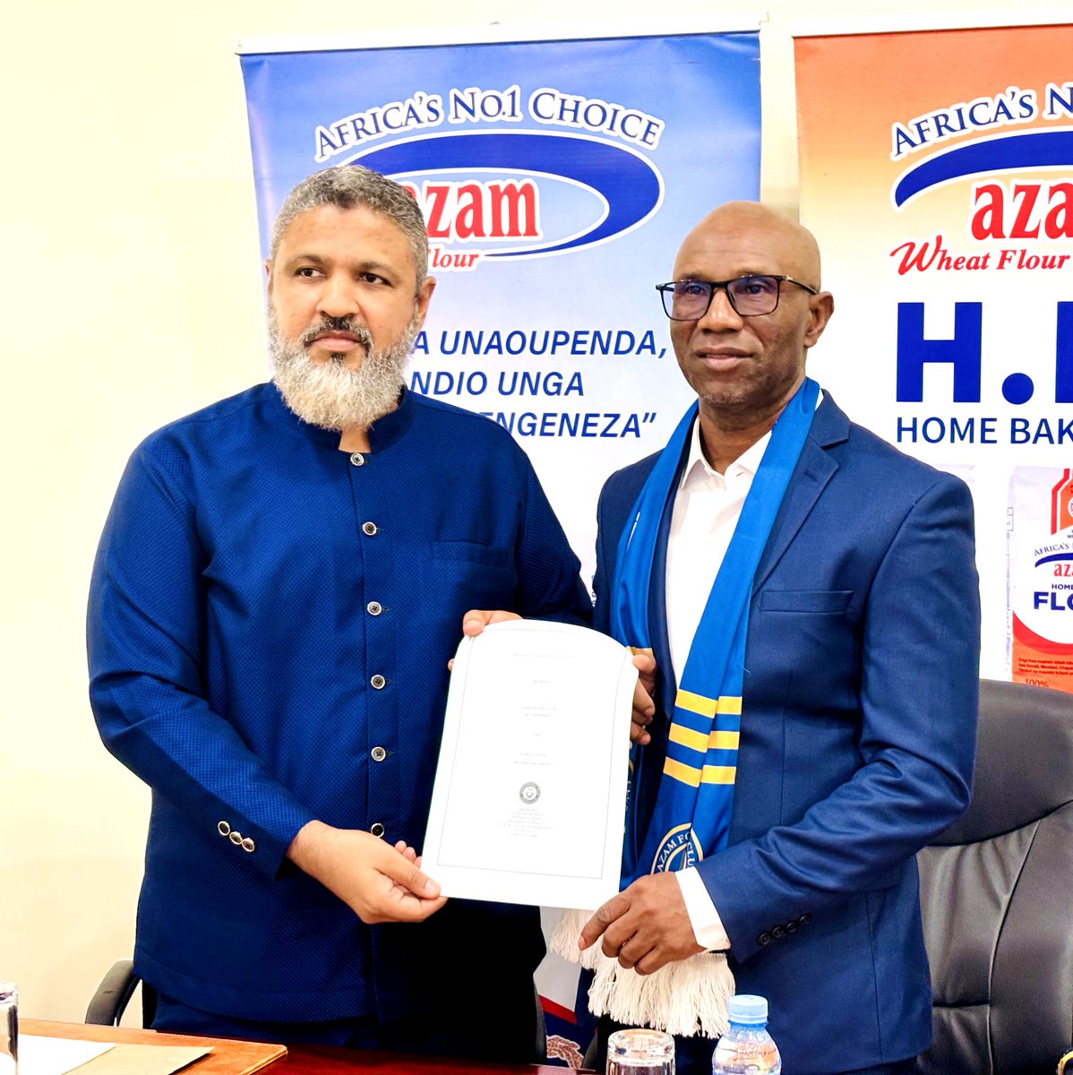azamtvtz's tweet photo. IBENGE, AZAM FC | MAMBO KWA USHAHIDI....
Ni kocha Florent Ibenge (kulia) mara baada ya kusaini rasmi mkataba wa kuanza kukinoa kikosi cha Azam FC …
Kushoto ni Mjumbe wa Bodi ya Wakurunzi ya Azam FC, Abdulkarim Sheikh Mohamed...
#AzamFC #Ibenge #AzamSports1HD https://t.co/VGsIY1Ixh1