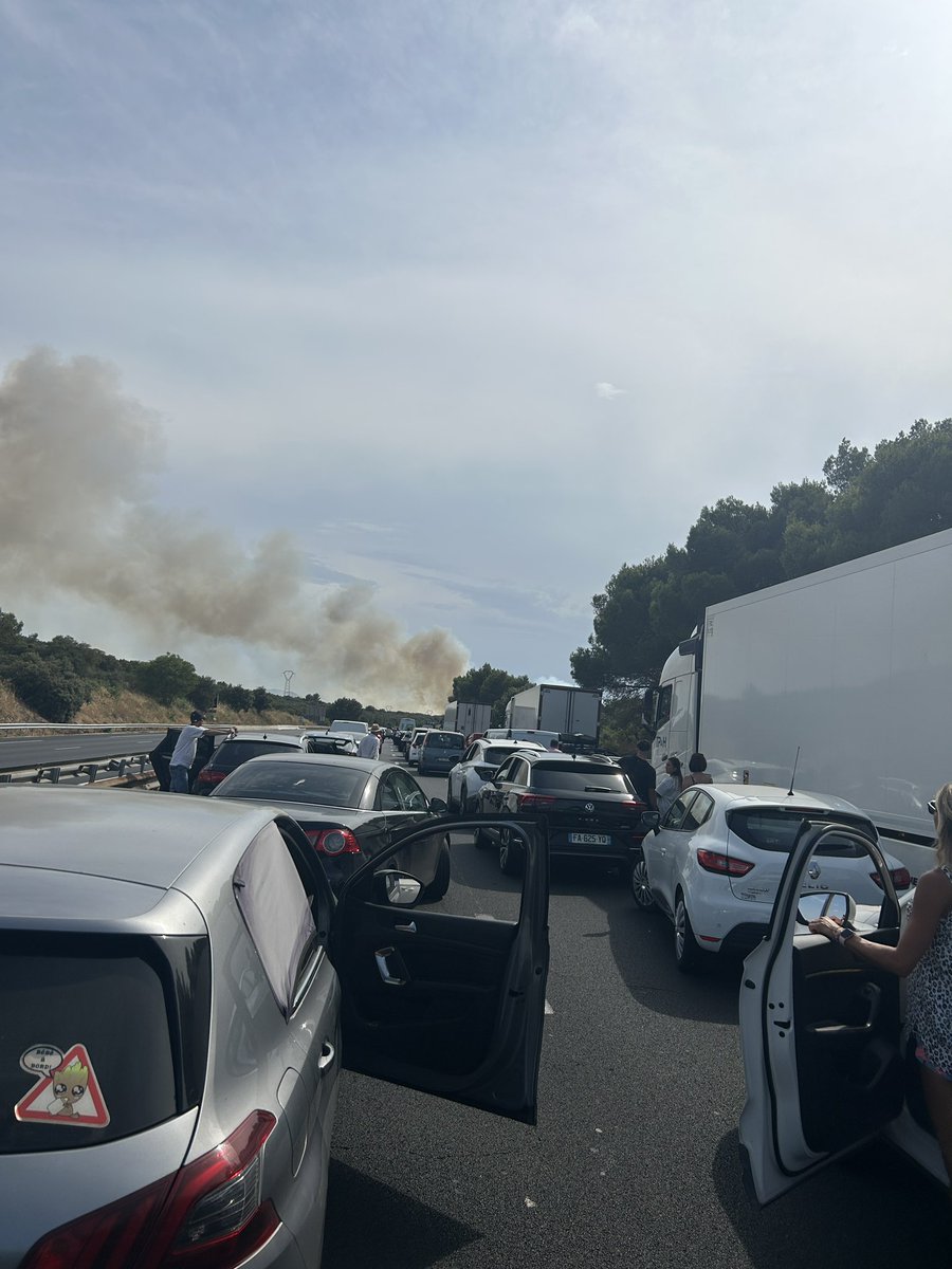 2h qu’on est bloqués à l’arrêt sur l’autoroute sous 40 degrés on dirait un épisode de malcolm