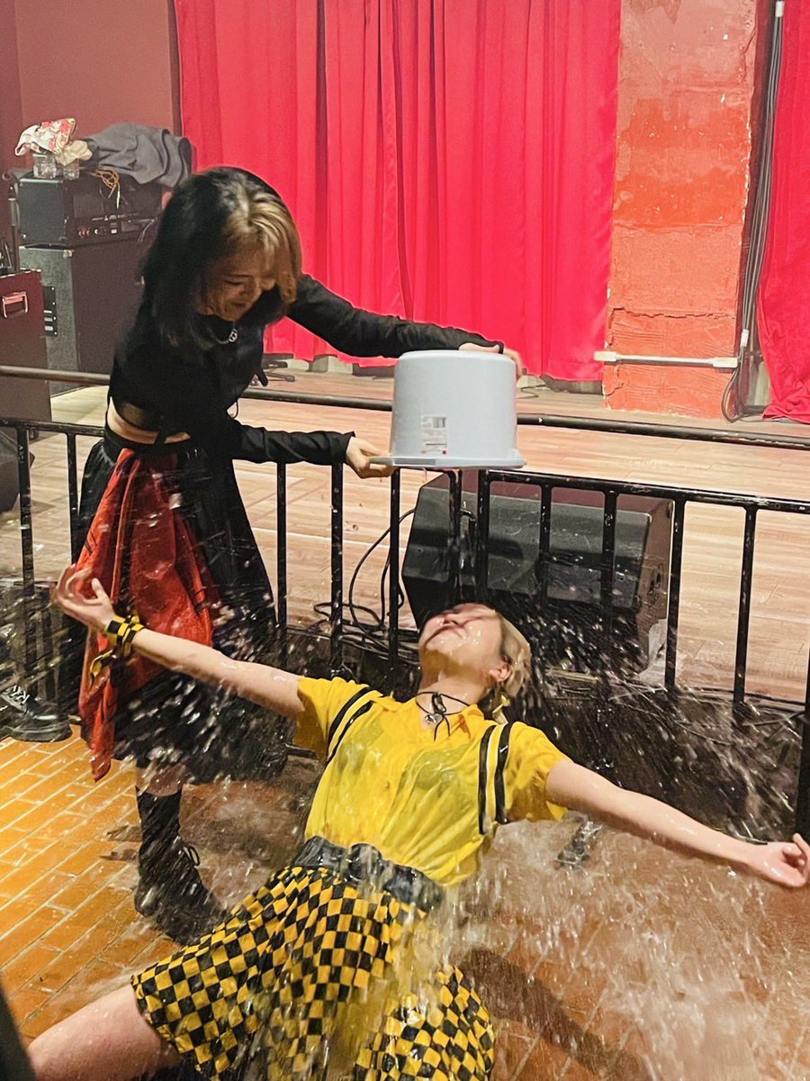 また奇跡の一枚が増えた、笑。
ライブは本当に何が起こるかわからない。
だから、行きたいと思ったやつは行った方がいい。話しか聞けないなんて、悔しすぎる。そんなライブいっぱいあるよな。
結局柵ぶっ壊れたけど、誰も怪我しなかったし、今日も全員で勝利したな！ありがとう！#リッターの大勝利