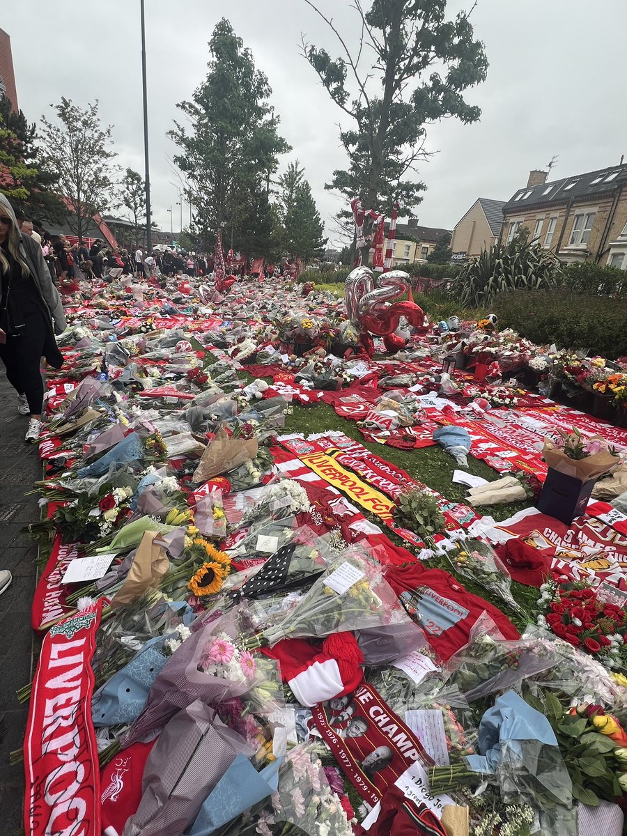 I know everyone can’t make it to anfield so here are some of the amazing tributes to Diogo and Andre at Anfield..

THREAD 🧵