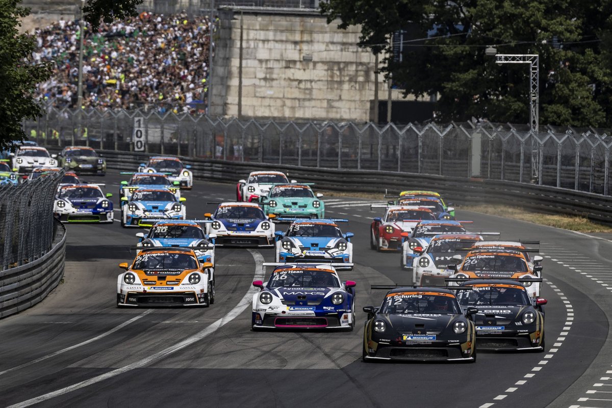 #CarreraCupDE – Doppelsieg für Schumacher CLRT beim Comeback des #Porsche Sixt Carrera Cup Deutschland auf dem #Norisring: Flynt Schuring gewinnt vor Porsche-Junior Alessandro Ghiretti.

Bericht und Fotos zum Download ⬇️
tinyurl.com/3pa86rp7

#911GT3Cup