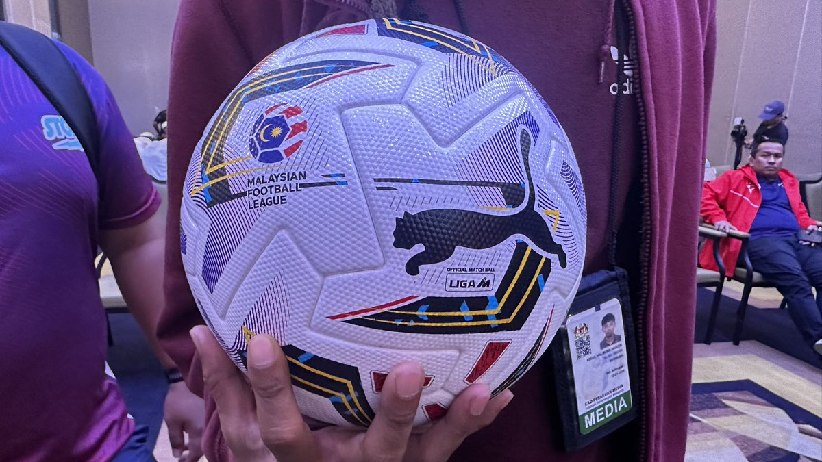 fnasrom's tweet image. Taraf liga tinggi jadi penilaian utama PUMA dengan beri penghormatan buat Malaysia menggunakan bola terbaru mereka yang di beri nama PUMA Orbita MFL 1.
Liga Malaysia sebagai liga ketiga di dunia dan pertama di asia menggunakan teknologi bola terkini dari PUMA