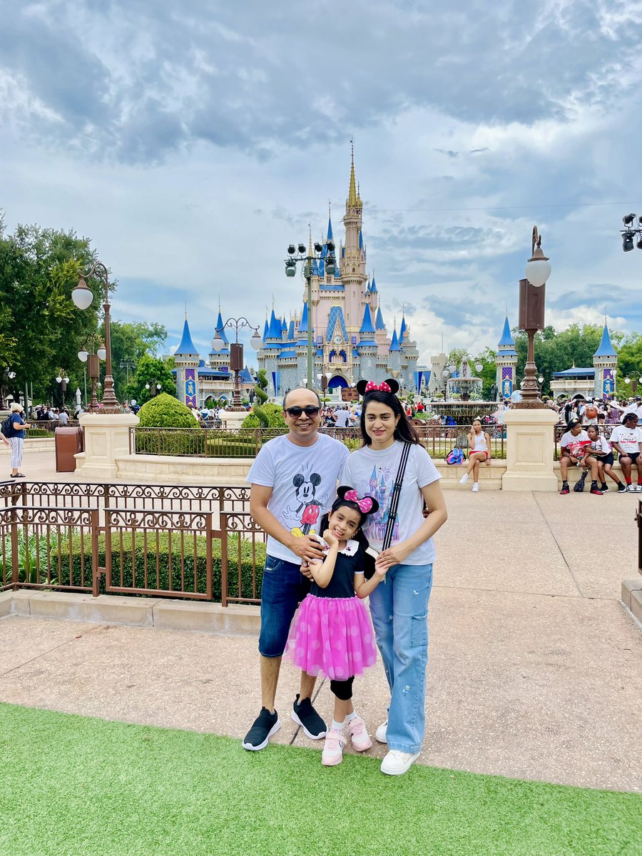 TopuYaatri's tweet photo. At Disney World with my princess 🎡🩵 https://t.co/Eaj4niiF4C