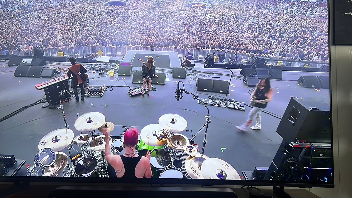 waronead's tweet photo. @Halestorm doing a good job of Perry Mason. 🤘🏽#ozzyobourne https://t.co/rDW5lKeJFT