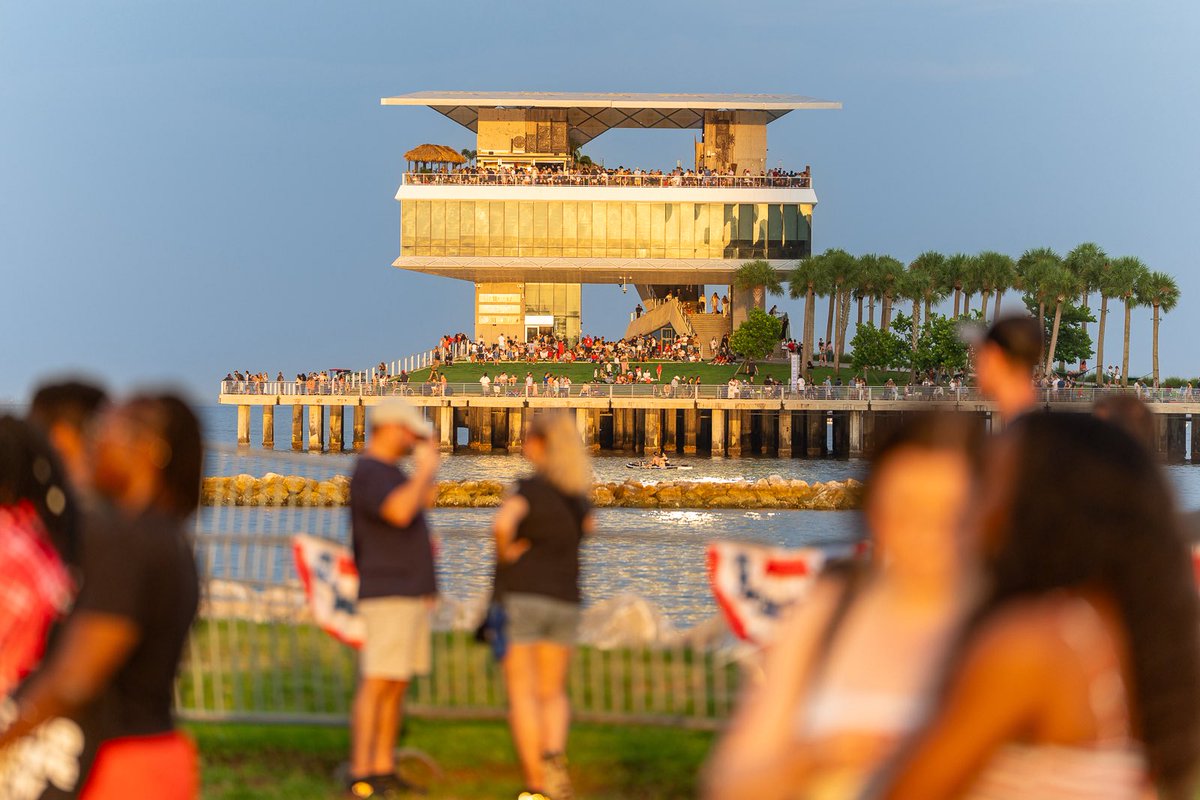StPetePier's tweet image. Yesterday was a blast, @StPeteFL , but the party’s not over! 🎆🇺🇸💥

Join us TODAY at the #StPetePier for live music, water ski shows, flyboard + jet ski stunts &amp;amp; more!

🎉 Details: celebrate5years.com