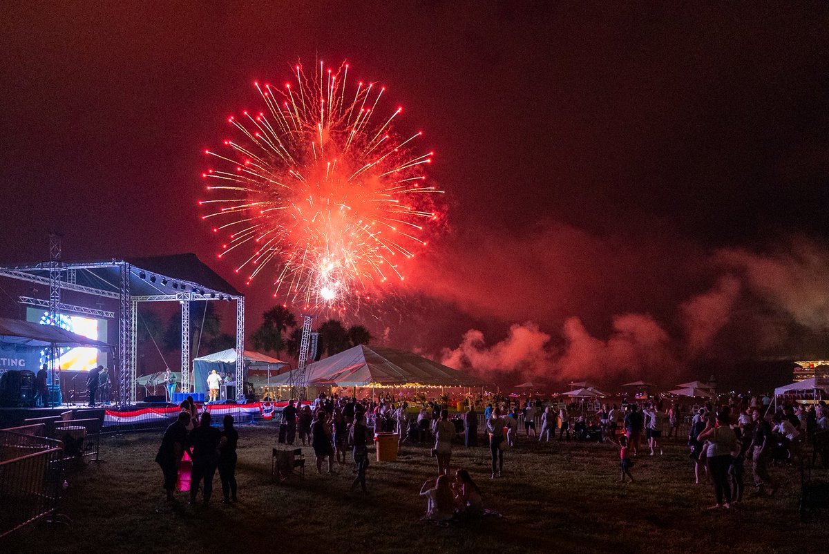 StPetePier's tweet image. Yesterday was a blast, @StPeteFL , but the party’s not over! 🎆🇺🇸💥

Join us TODAY at the #StPetePier for live music, water ski shows, flyboard + jet ski stunts &amp;amp; more!

🎉 Details: celebrate5years.com