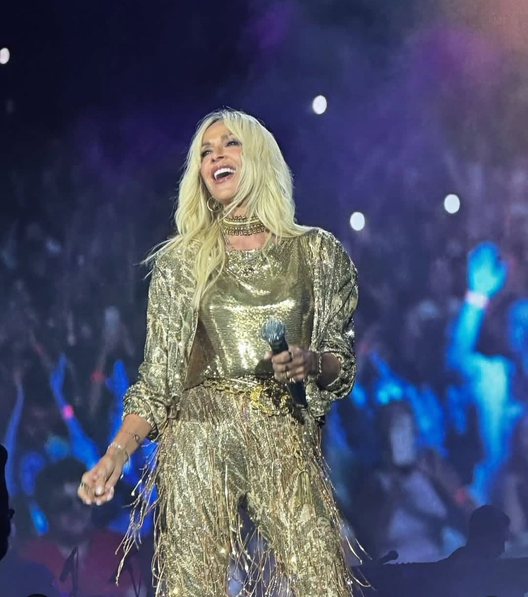 -Aννα πόσο iconic το θες το ρούχο ; 

- Ναι 

#annavissi
#Βισση
<a href="/fannaticslive/">fannatics</a>