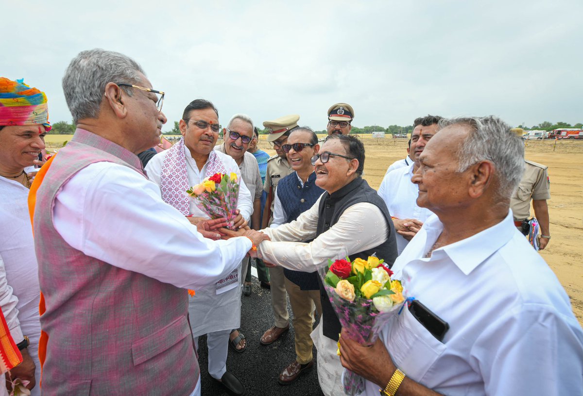 नये पुराने 
सब अपने