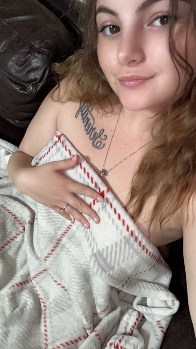 MayaCrafttt's tweet photo. Best way to end a holiday is with you under my blanket 🫠 
#curvy #slut #playwithme #OF #onlyfans #cammodel https://t.co/Hss2zNiIf5