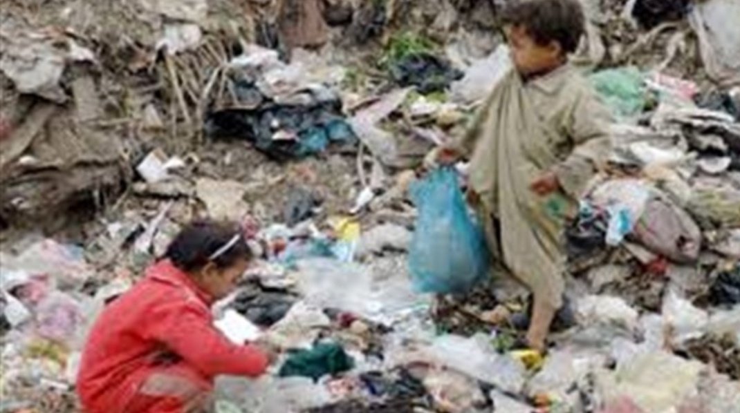 يا شعب نايم ع الرصيف 
وبالمقشة بتتكنس
فيه ناس بتعرق ع الرغيف
وناس بتلعب التنس
وعجبي