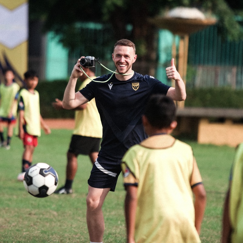 OUFCOfficial's tweet photo. Our players and coaches helped to inspire the next generation of footballers in Indonesia, holding a coaching clinic in Jakarta for more than 100 children. 💛