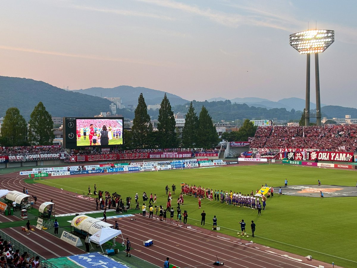 スキッベ監督すごいなぁ〜思うのが、ファジアーノの選手3人が100試合出場とかで表彰されてる時に広島側で誰よりも最後まで拍手してた👏
もうすぐ還暦の男は違うぜ🇩🇪 #sanfrecce