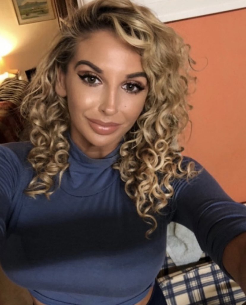 One of my favourite pics 🥰 Really like the tight curls look, i’ve since lost that curler though so need to get a new one, straight or curly? 😁