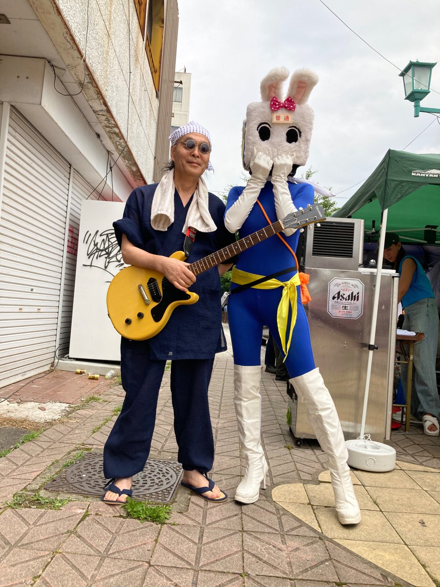 中込七夕まつりでの金町タイマーズ・ライブなんだかんだ無事盛り上がって終了
そして、念願のハイブリっ子ちゃんとのツーショットも撮らせてもらいました
でも、今日来てたハイブリっ子ちゃんは去年来てたハイブリっ子ちゃんと中身が違う人のような気がしました