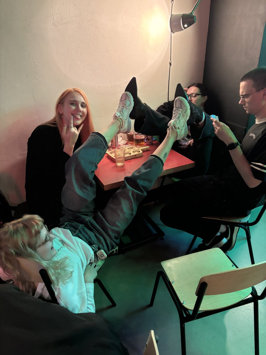 с друзьями)