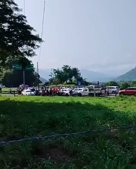 esprimeramx's tweet photo. #AlertaVial 🔴|| Ciudadanos bloquearon esta mañana la Autopista del Sol, a la altura del entronque hacia Tierra Colorada, Guerrero, en protesta por la falta de medicamentos, la rehabilitación de escuelas, una planta de tratamiento de aguas residuales y otras obras olvidadas por el gobierno. #Acapulco #Chilpancingo #Guerrero
📳 Redes
