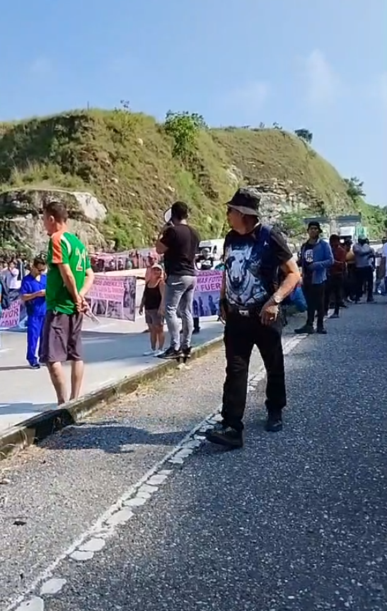 esprimeramx's tweet photo. #AlertaVial 🔴|| Ciudadanos bloquearon esta mañana la Autopista del Sol, a la altura del entronque hacia Tierra Colorada, Guerrero, en protesta por la falta de medicamentos, la rehabilitación de escuelas, una planta de tratamiento de aguas residuales y otras obras olvidadas por el gobierno. #Acapulco #Chilpancingo #Guerrero
📳 Redes