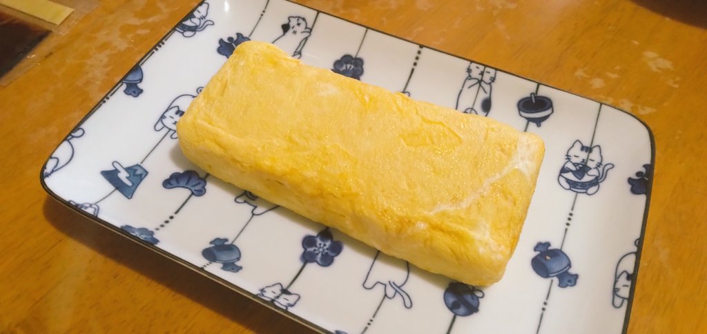 上げるものないので近所の猫と綺麗にできた出汁巻き卵でも