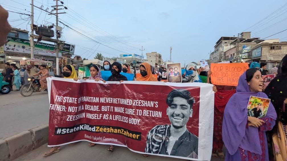 ظالم چاہے جتنا ظلم کرے، ہم پیچھے ہٹنے والے نہیں۔
آج حب چوکی میں ذیشان ظہیر کے ماورائے عدالت قتل کے خلاف ہمارا پُرامن احتجاج ریاستی جبر کا نشانہ بنا، لیکن ہماری آواز دَب نہیں سکتی۔