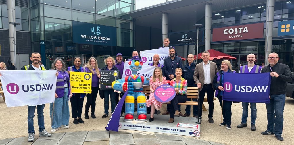 Today is National Retail Workers Day!

Glad to join with PCC Clare Moody and <a href="/UsdawUnion/">UsdawUnion</a> in Bradley Stoke to thank retail workers.

From better employment rights to an offence to assault retail workers, we’re acting.

Seems Wallace is on board too! (In support of <a href="/thegrandappeal/">The Grand Appeal</a>)