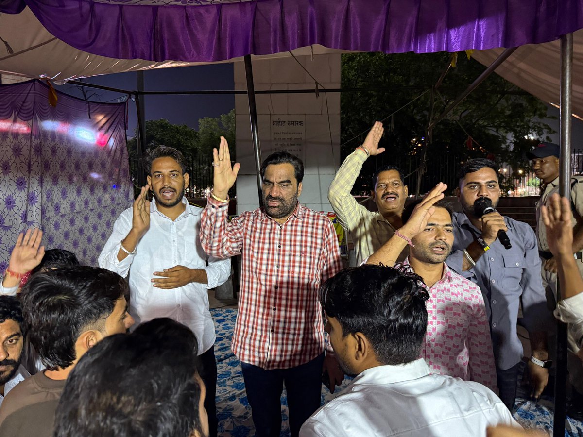 पुलिस उप-निरीक्षक भर्ती को रद्द करने तथा राजस्थान लोक सेवा आयोग के पुनर्गठन की मांग को लेकर  जयपुर स्थित शहीद स्मारक पर चल रहे धरने के छाया चित्र |
#RLP