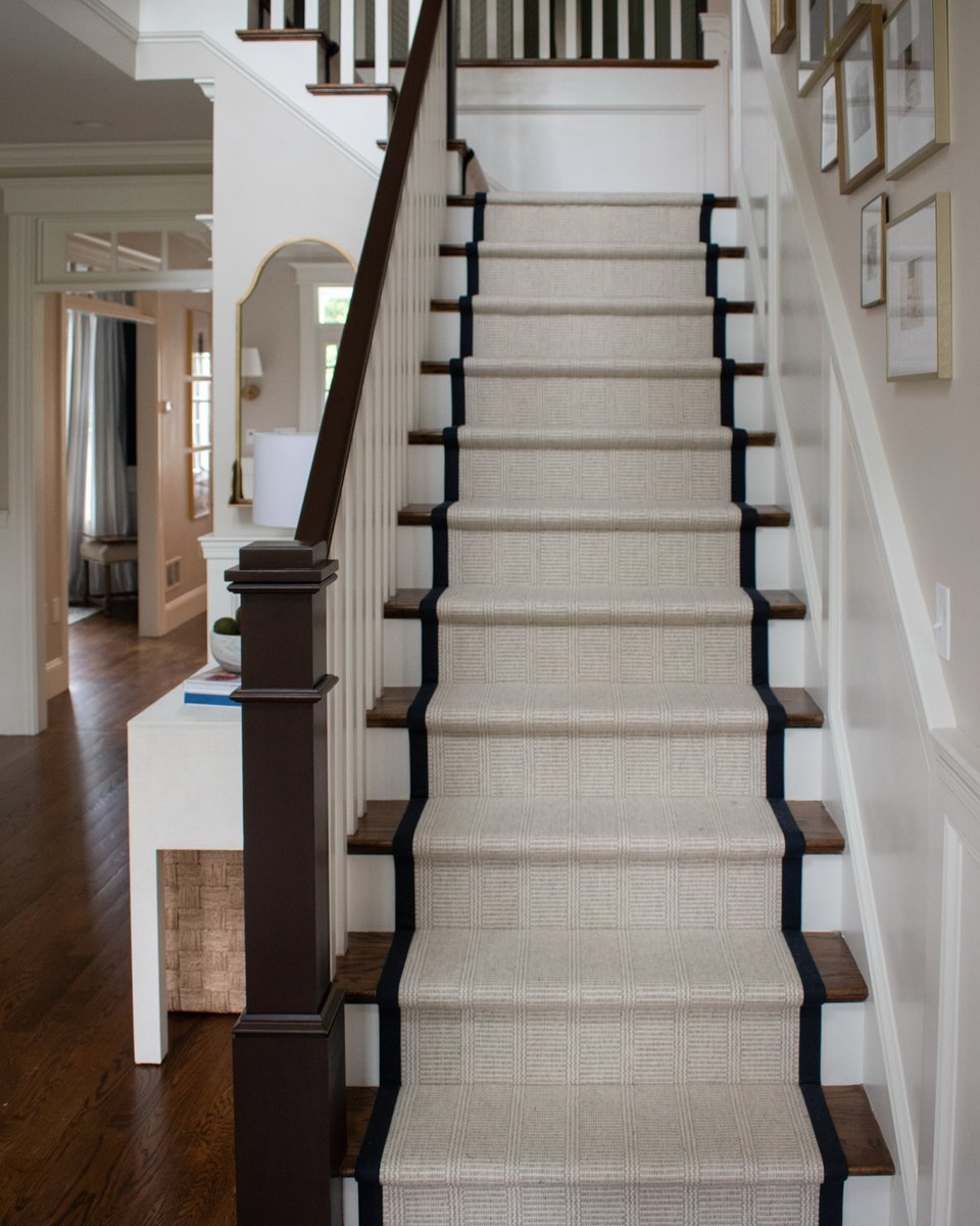 Orla brings a tailored elegance to stairways with its refined flatweave construction and subtle plaid-like geometry. 

View all available colors: hubs.ly/Q03tlny60 

thecarpetworkroom #stantoncarpet #carpetrunner #carpetlove #luxurycarpet #interiordesign #stairrunner