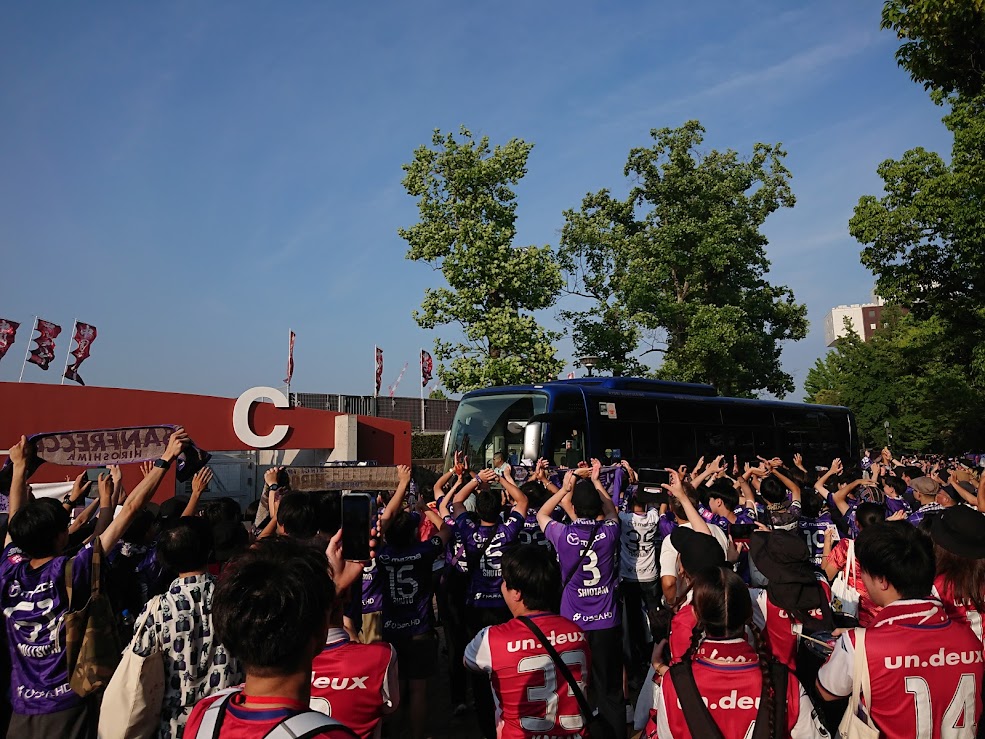 昨日は各地で #J1ダービー ⚽（横浜・横浜・中国）が行われ、どこの現場も盛り上がりすぎて違反行為をするサポもいたみたいだが、広島の選手が乗ったバスを、岡山サポさんも一緒に迎え入れたここは、これから更なる伝説を残していくだろう・・
#中国ダービー #ファジアーノ岡山 #サンフレッチェ広島