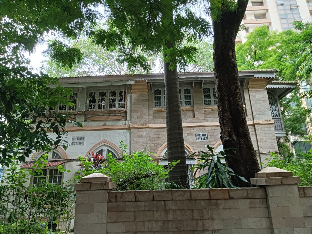 NarayanRangaraj's tweet image. Two quaint buildings, still retaining their charm, in the area that I grew up in, very close to my school in Dadar Parsi Colony.