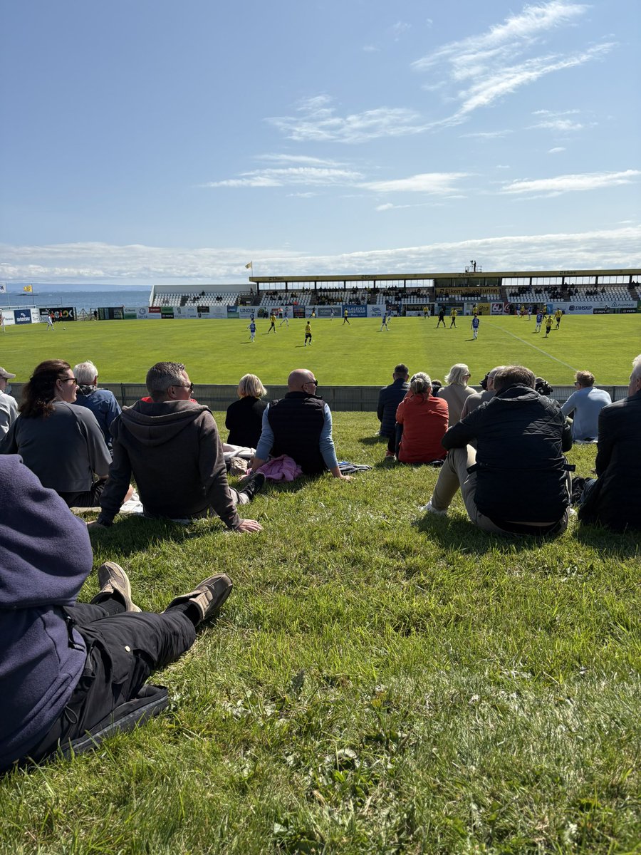Nú sit ég í brekkunni á skaganum i umþað bil 30 gráðum og það er enginn að selja mér bjór???? Versta ákvörðun sögunar?