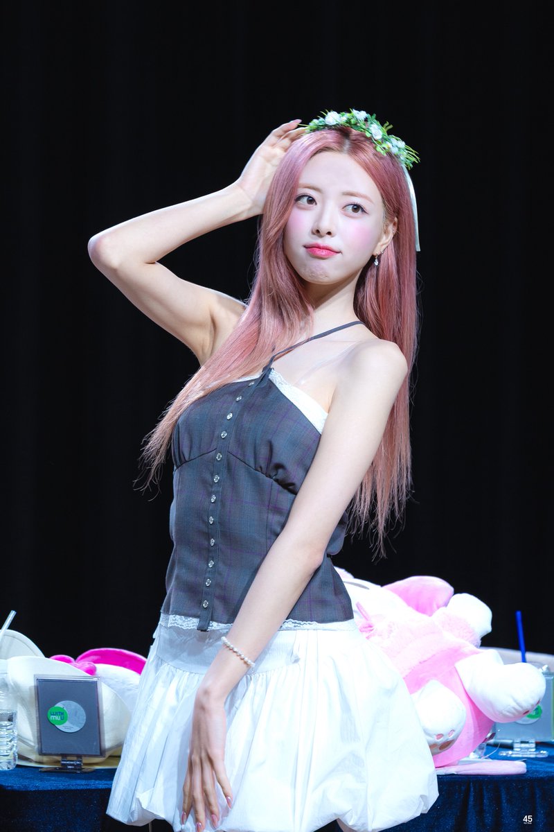 midzyforfive's tweet image. 250617 🐰

#ITZY #있지 #YUNA #유나
