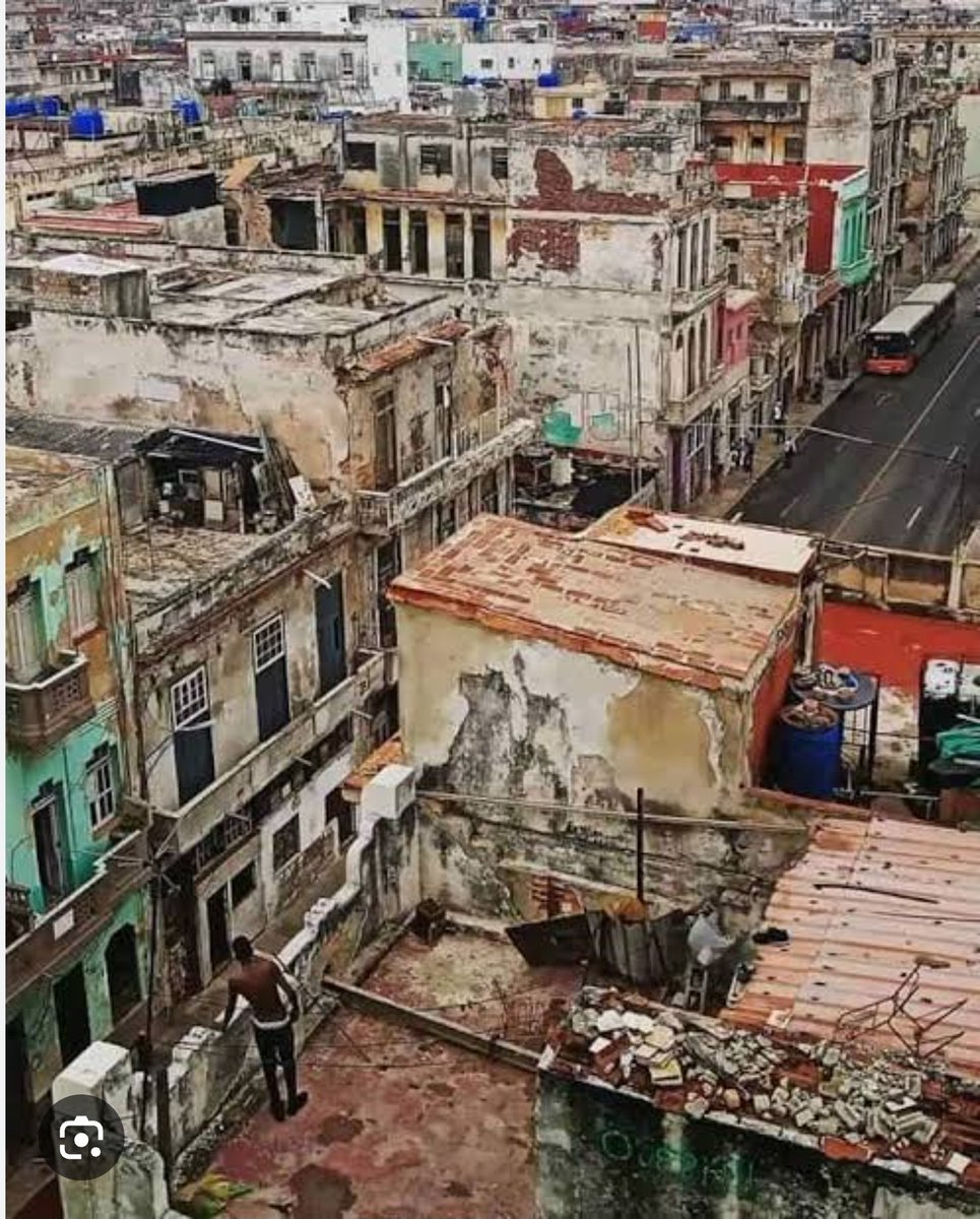 Ayer varios de los vándalos que hicieron destrozos en la Condesa traían banderas Comunistas. Por supuesto, en Cuba no hay gentrificación - deberíamos ir hacia allá...
