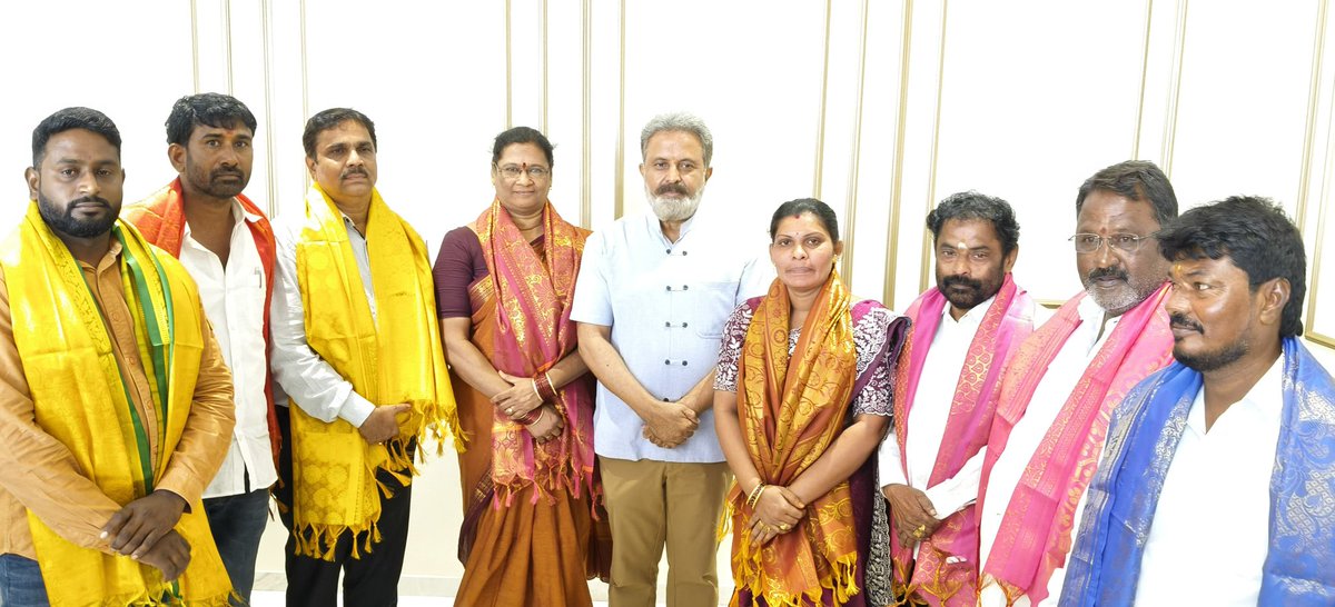 ఎల్బీనగర్లోని శ్రీ ప్రసన్నాంజనేయ స్వామి  దేవాలయ ట్రస్ట్ బోర్డ్ నూతన ధర్మకర్తలు ఈరోజు హయత్ నగర్ క్యాంప్ కార్యాలయంలో మర్యాదపూర్వకంగా కలిసి  కృతజ్ఞతలు తెలిపారు. ధర్మకర్తలందరికి ఈ సందర్బంగా  అభినందనలు తెలిపి సన్మానించాను.   దేవాలయంలో భక్తులకు మెరుగైన సదుపాయాలు కల్పించడంతో పాటు ఆలయ