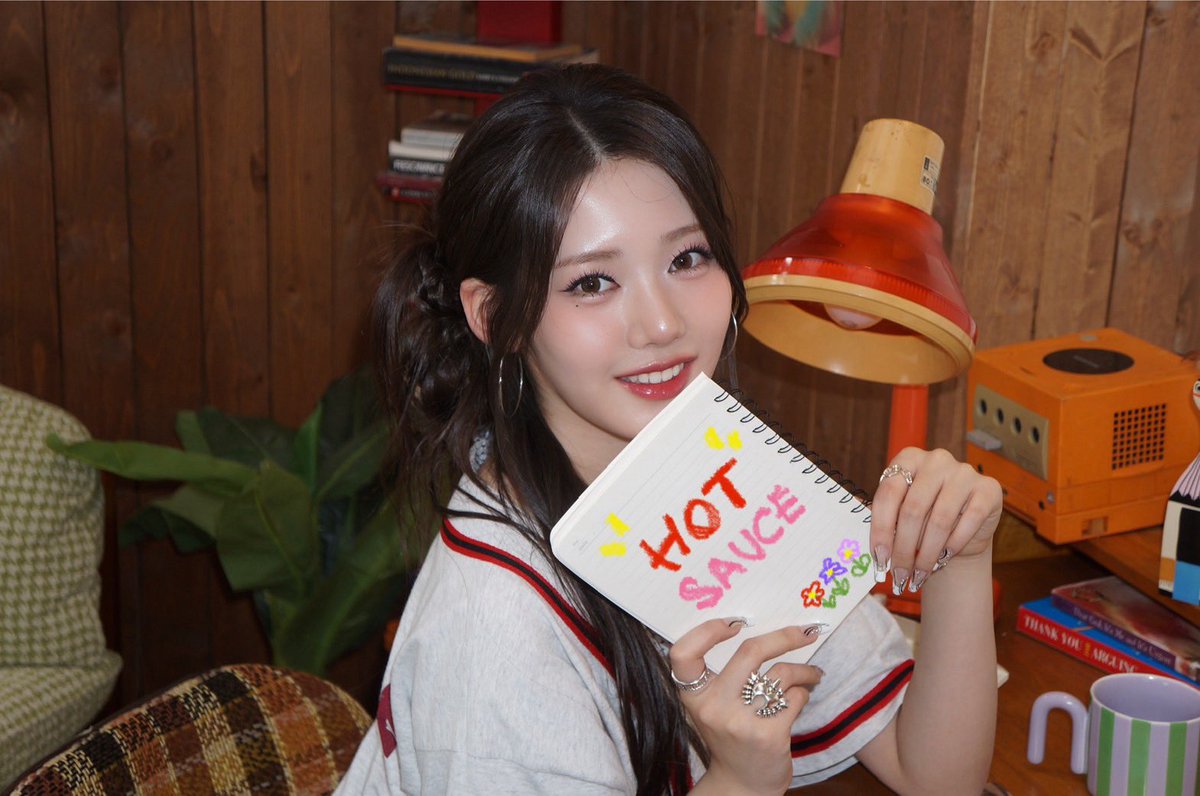 picbaemon's tweet photo. RORA WEVERSE UPDATE https://t.co/tAiOFVOhTA
