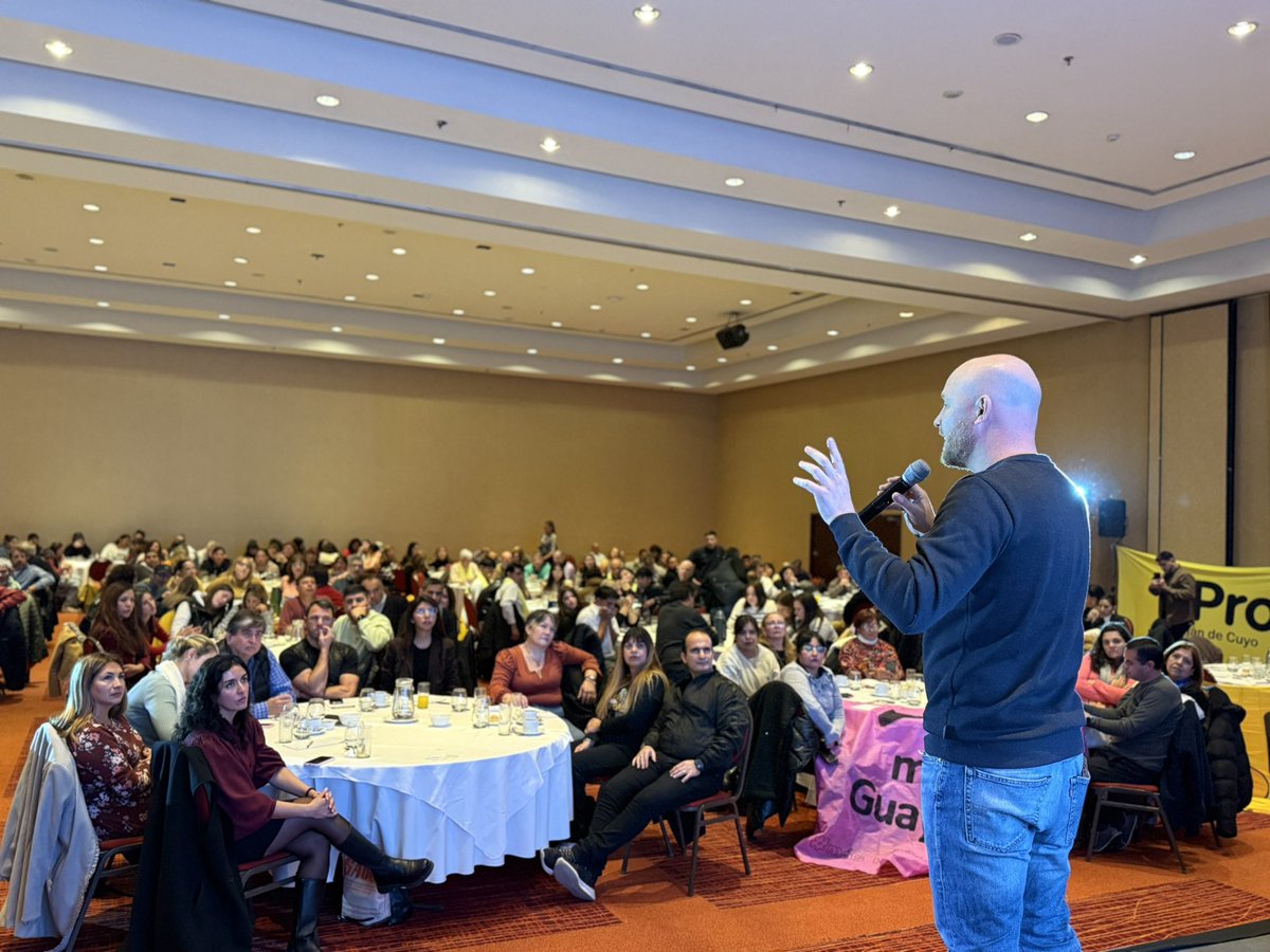 Gran encuentro del PRO en Mendoza 💛 
Nos une la convicción de que la transformación  es con la gente y desde el territorio. Escuchar, proponer y actuar: ese es el camino.
#reconstruirmendozaconlagente