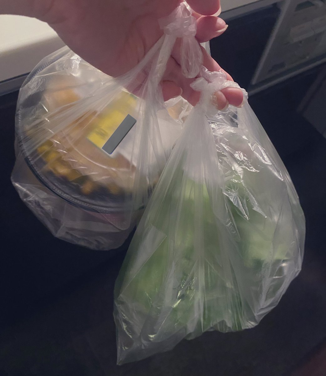 roko396's tweet photo. 散歩帰りにスーパー寄ったからエコバッグ持ってなかったけど、天才だから楽々で帰れた🛍️˖* https://t.co/V5ljeHyl6r