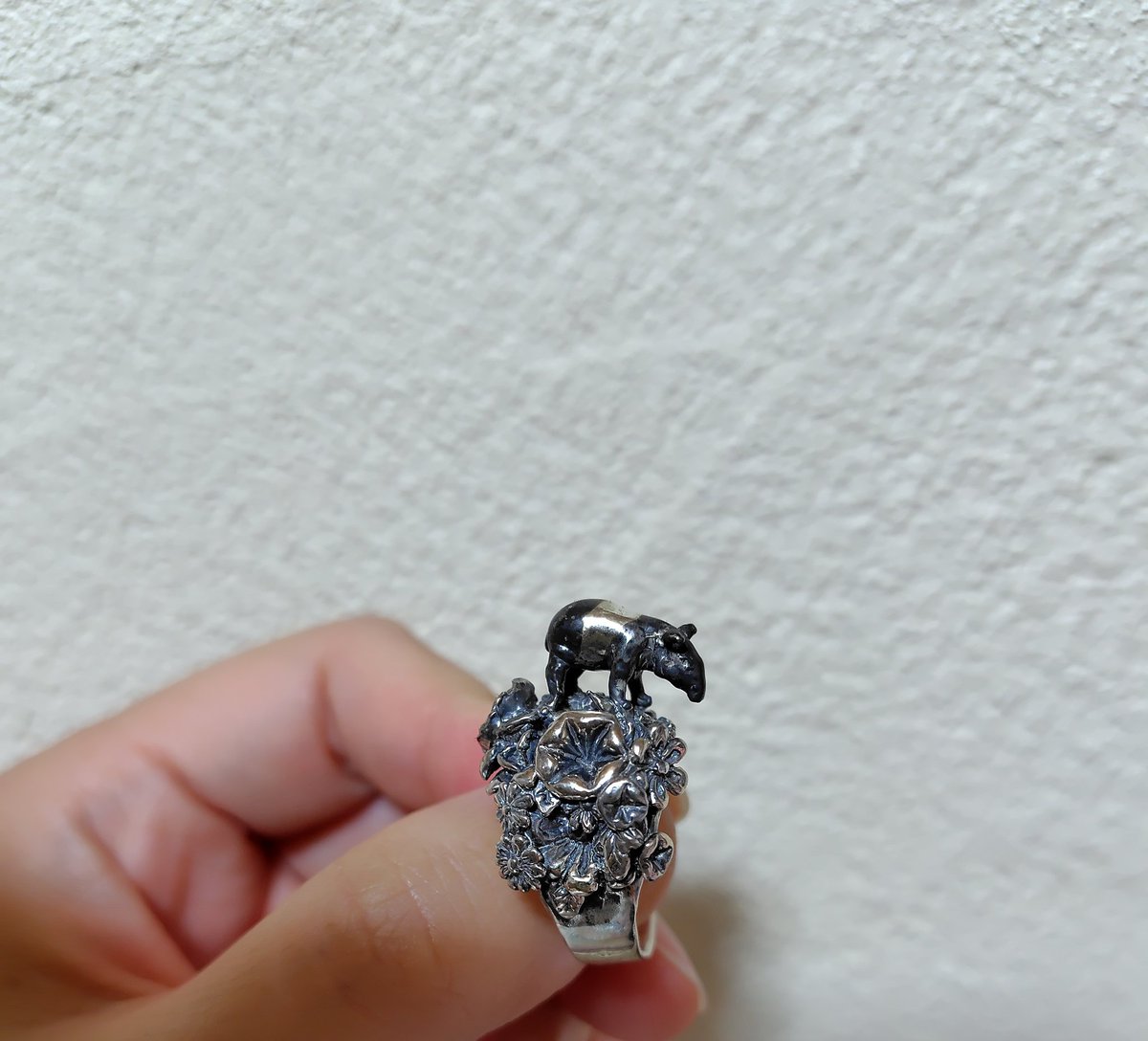 デザフェスお迎えの品⑦
hoashiyusukeさん(<a href="/hy_staff/">HOASHIYUSUKE SHOP Ｒ504</a>)さんのバクの指輪。
とんでもなく可愛い指輪が存在していて動揺しました😂
一旦離れてめちゃくちゃ悩んで、やっぱり欲しい！となり伺うも色でもめちゃくちゃ悩みました💦
連れて帰れるピッタリサイズの子が運命だと感じて購入✨可愛すぎです😍