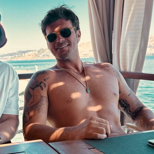 sana bisey soylim mi
eger savasta karsilasirsak 
sık kafama gec
ben senin gozlerine bakarsam elim kitlenir
tetige basamam anladin