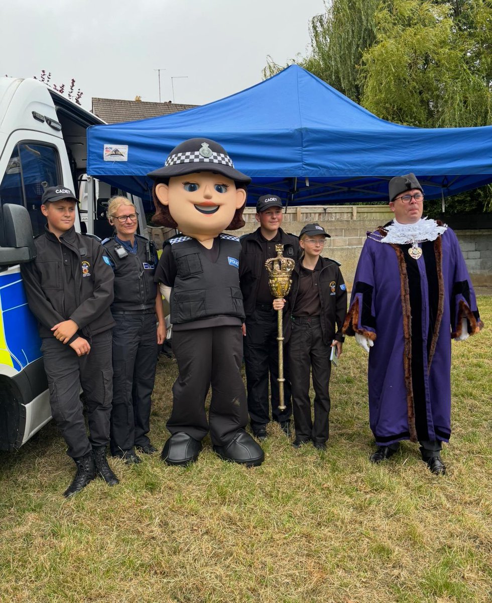 Another great event for Plymouth cadets, supporting PCSO Nicky &amp; their local police team <a href="/DevonportPolice/">Devonport Local Policing Team Plymouth</a> at St Levans Park Funday in Ford ...well done everyone , brilliant engagement 👏🏻💫🚔#community #beacadet <a href="/DC_Police/">Devon & Cornwall Police</a> <a href="/DCPolVolunteers/">Devon and Cornwall Police Volunteers</a> <a href="/NationalVPC/">National Volunteer Police Cadets</a>