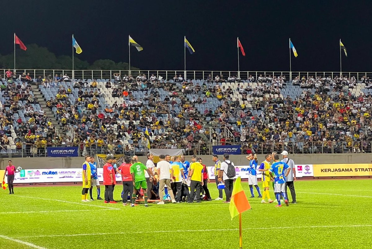 Penjaga gol legenda Penang, Firos Mohamed meninggal dunia selepas rebah ketika beraksi di Kejohanan 4 Penjuru Legenda Utara (Perak, Kedah, Perlis, Penang) di Stadium Manjung tadi.

Februari lalu legenda Perak, YB Ishsam meninggal dunia di kejohanan yg sama di Penang. Al-fatihah.