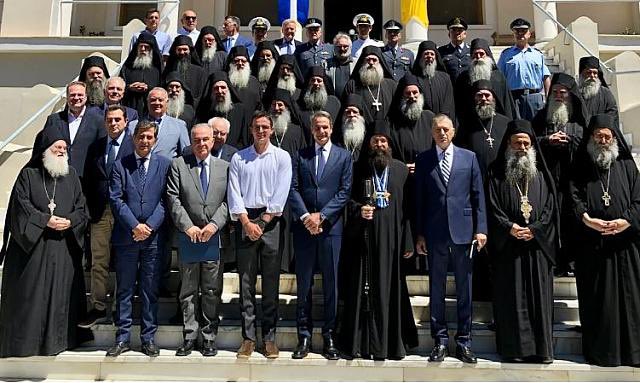 Εάν αποσυνθέσεις την Ελλάδα, στο τέλος θα δεις να σου απομένουν ένας κομματάρχης, ένα αστυφύλακας κι ένας παπάς. Που σημαίνει: με άλλα τόσα την ξαναφτιάχνεις.