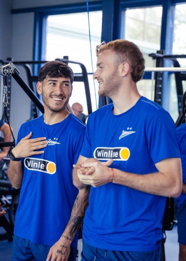 Find someone who looks at you like Roman Vega looks at Luciano 🤩🇦🇷

Or how Admin looks at u 3000 new followers 😍