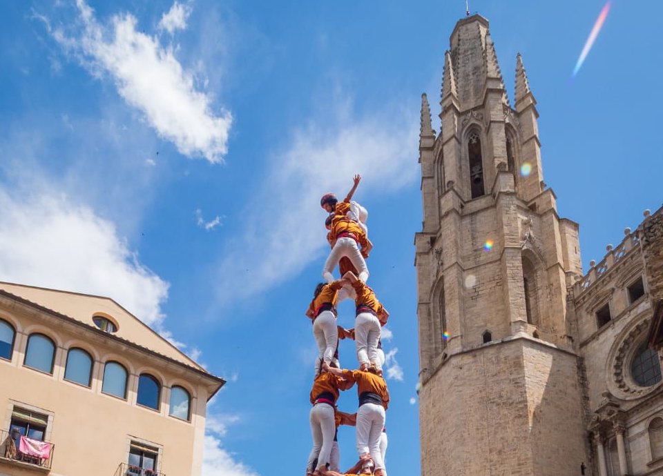 revistacastells's tweet photo. El pilar de 6 de @marrecs; la torre folrada dels @borinots, o la clàssica dels @SagalsdOsona. 
▶️ Les previsions de la Festa Major de Vic. 
✍️ David Prats 
👉 https://t.co/PDnczVUs8j 
#castells #casteller https://t.co/tV5roW4aSz