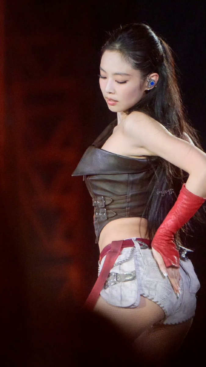 jenniexpics's tweet image. THIS JENNIE PHOTO?????? 

JENNIE SETS THE DEADLINE
#BLACKPINK_DEADLINE #JENNIE