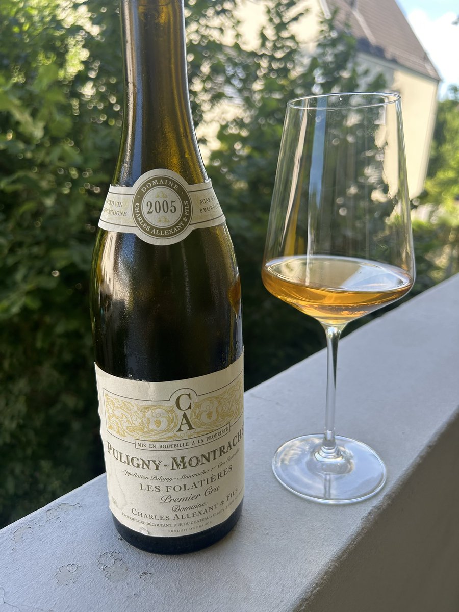 #whitewine #pulignymontrachet #1erCru #lesfolatières #chardonnay #burgundy #delicious #aged 
gorgeous wine! Still living and so delicious 🇫🇷💪🏼👌🏼