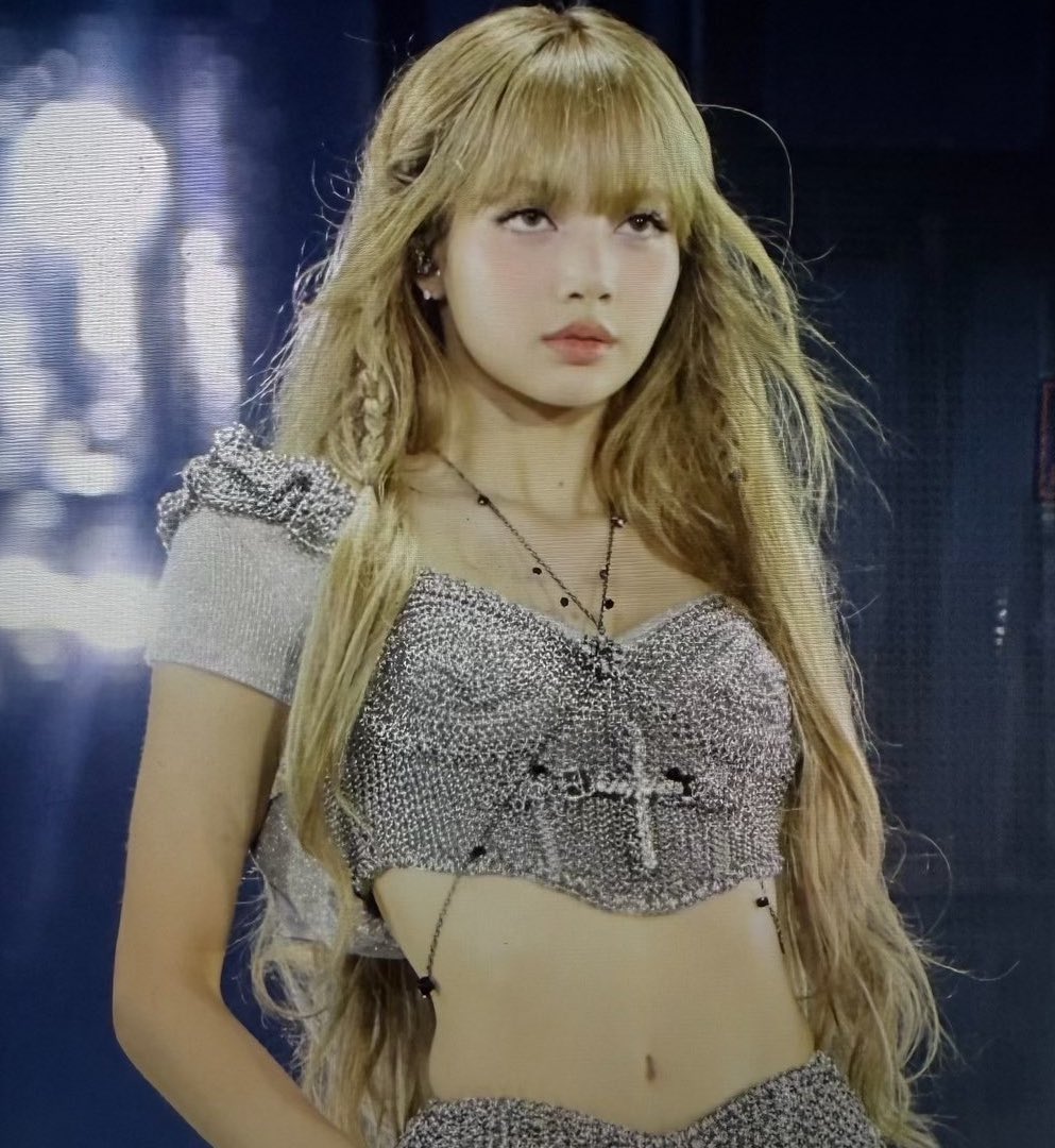 lisa being an iconic performer at this first deadline tour destination a thread